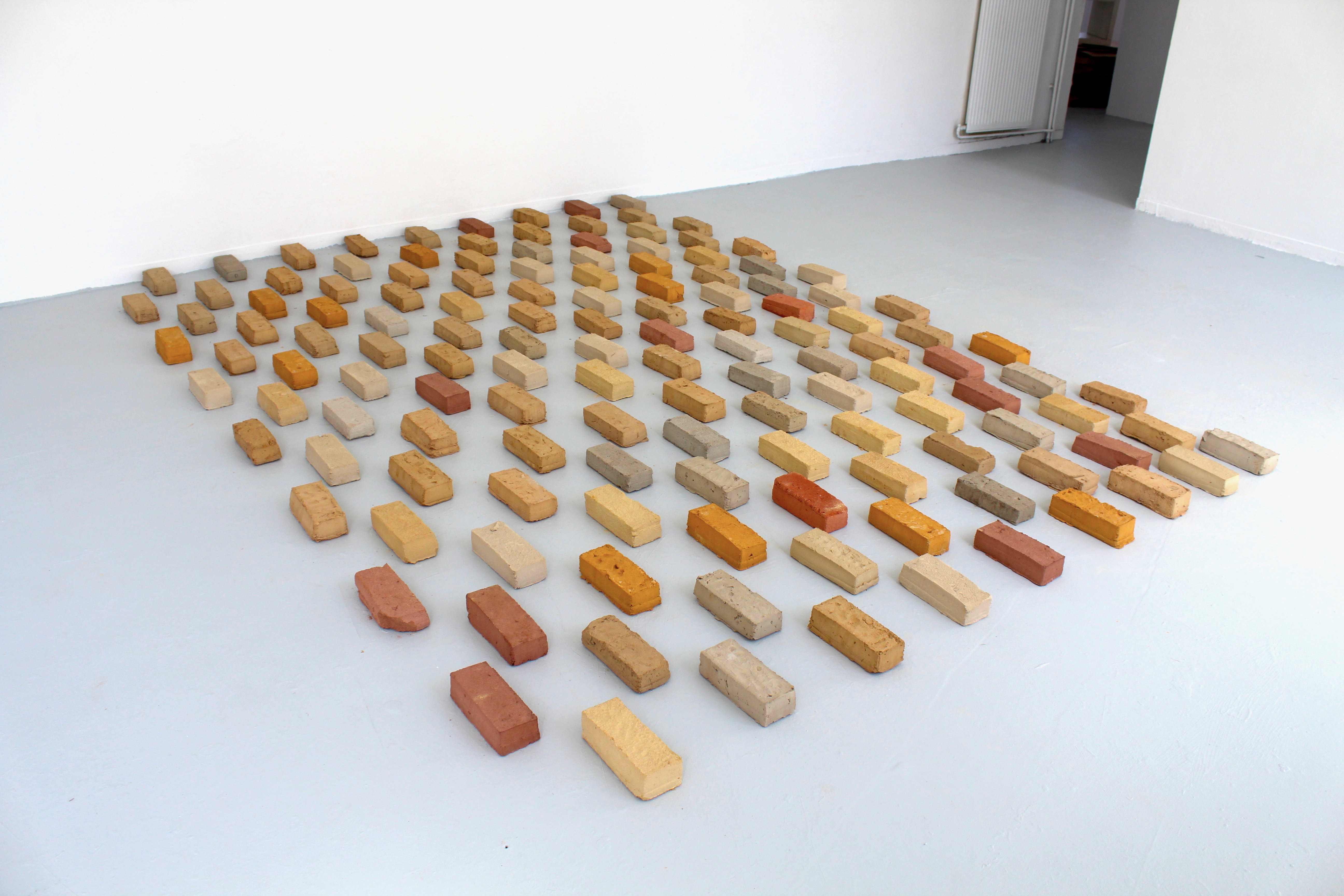 136 Parts de terres, 2017, briques en terre crue et ciment, 350x300 cm